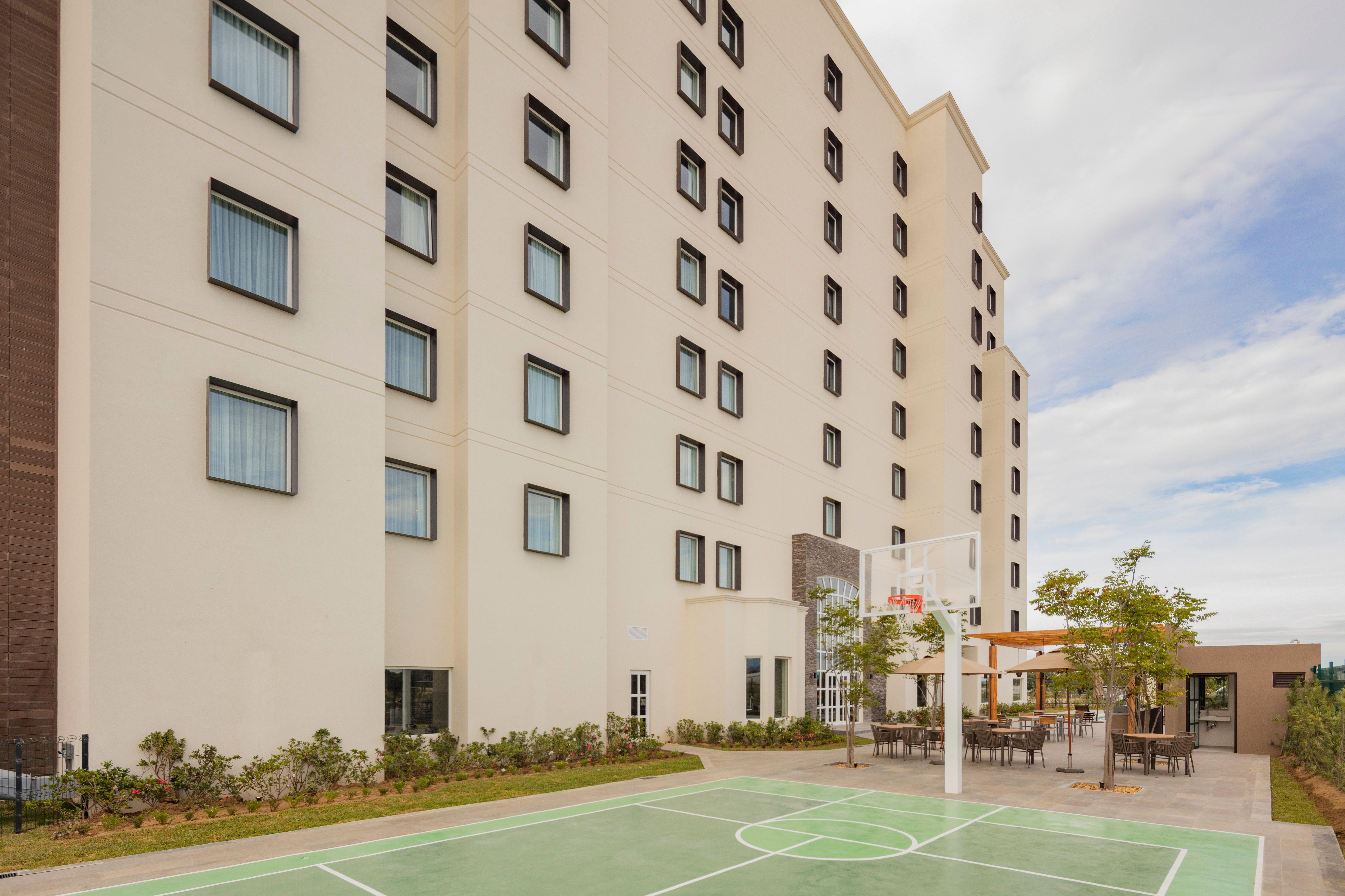 Staybridge Suites Silao By Ihg Bagian luar foto