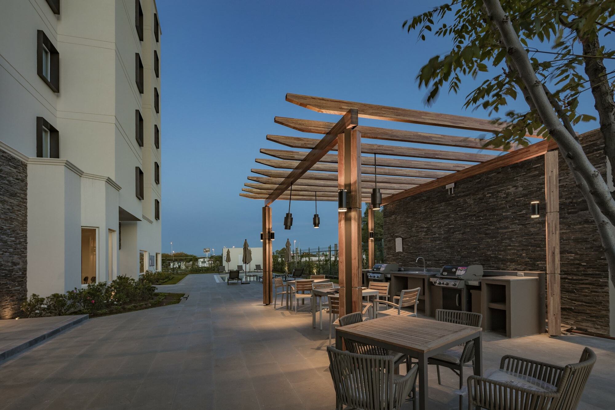 Staybridge Suites Silao By Ihg Bagian luar foto
